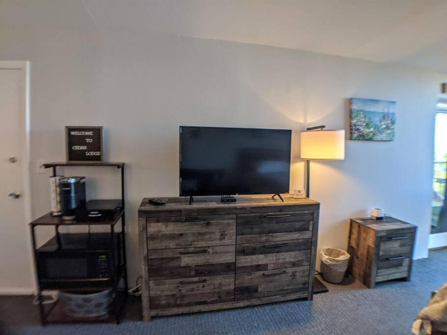 Cute Cedar With Balcony & Views! Apartment